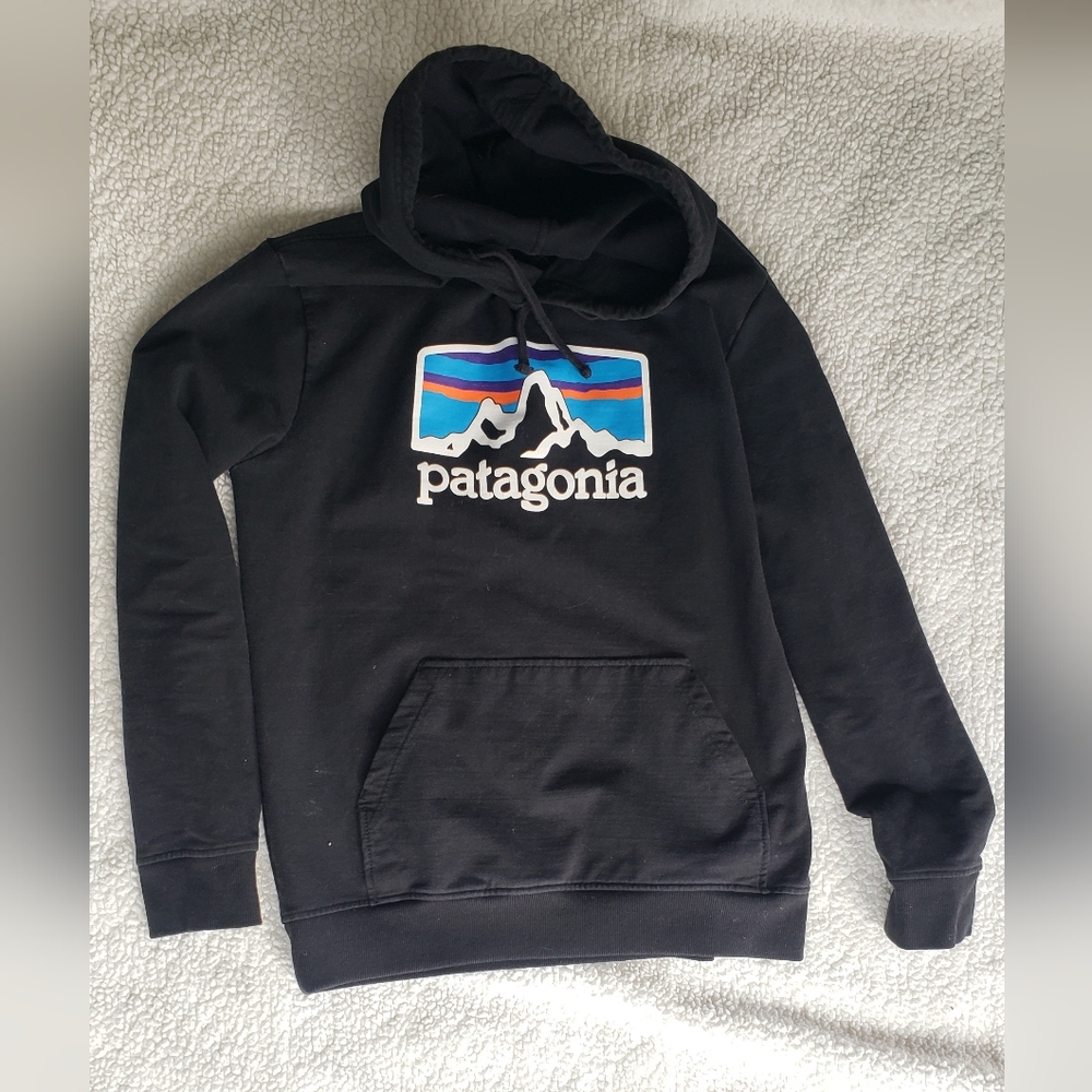 Patagonia MEDIUM  regular fit light cracking on logo